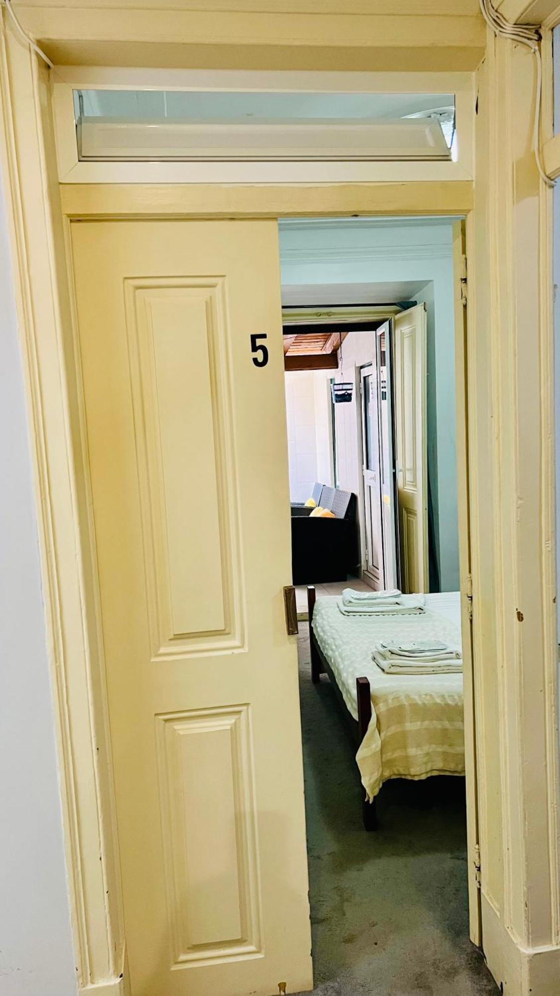 Sao Lazaro Bhuiyan Family Host Hotel Lisbon Bagian luar foto