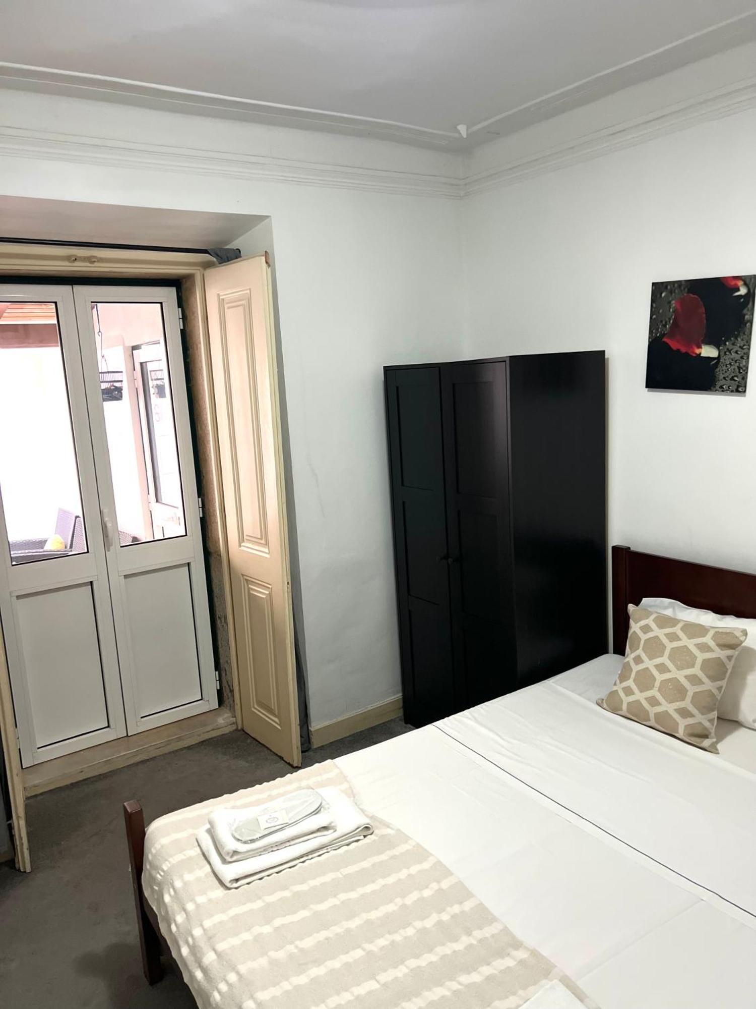 Sao Lazaro Bhuiyan Family Host Hotel Lisbon Bagian luar foto
